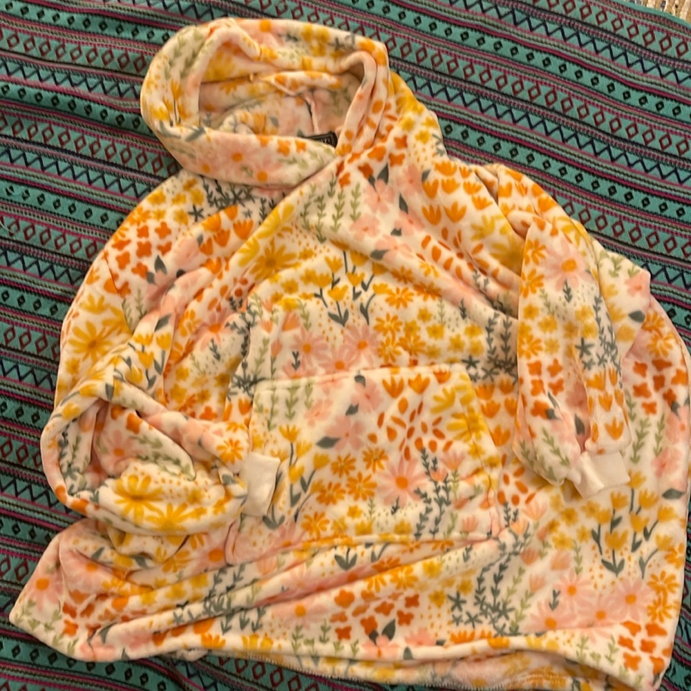 ✨NWT ✨ THROWSY in Wildflower ONE Size fits most super cute her tag fell off 🫠